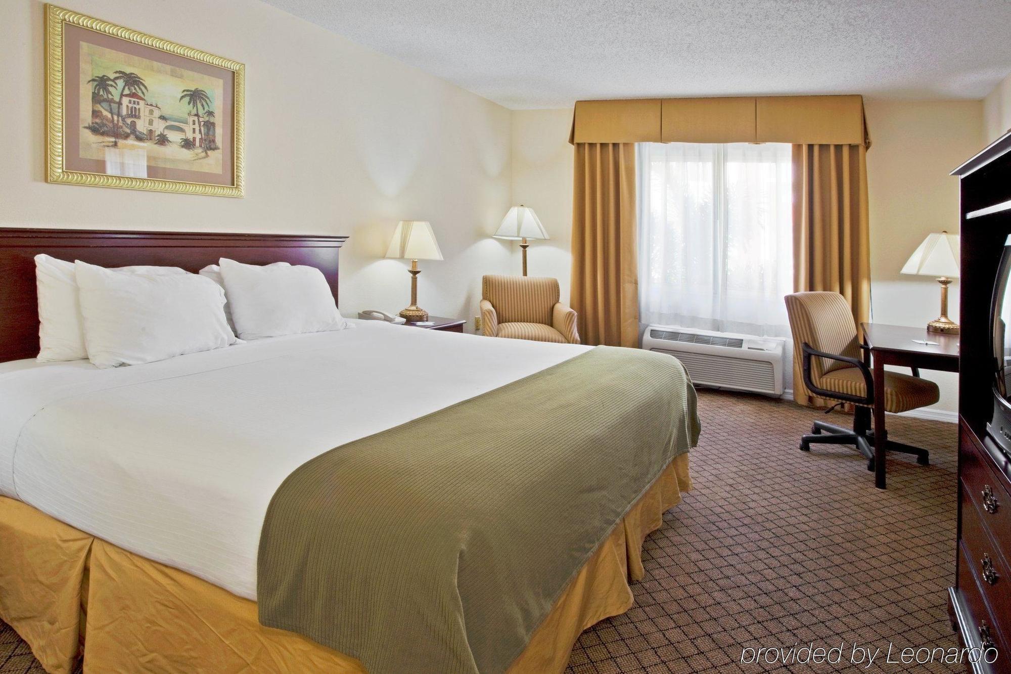 Holiday Inn Express Hotel & Suites Bradenton West, An Ihg Hotel Zewnętrze zdjęcie